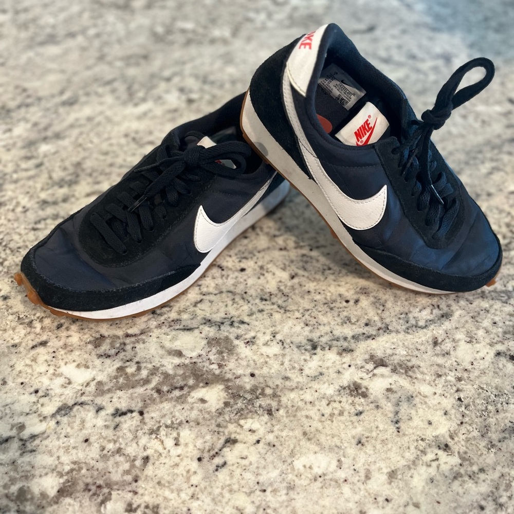 Nike DBreak Women's Shoes - Size 7 women’s (or grade school 6)